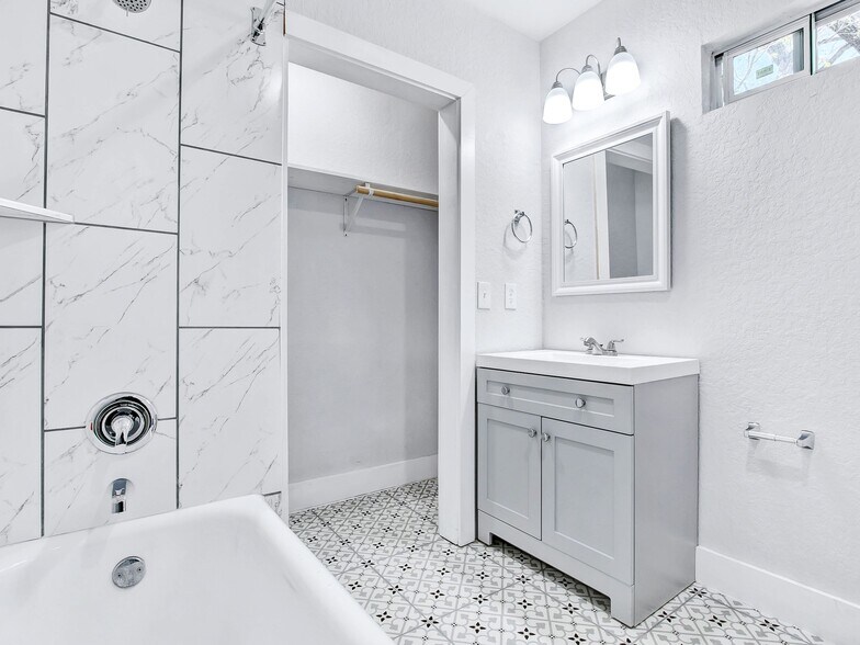 More Photos Of 1020 W French Plz, San Antonio Apartments For Sale