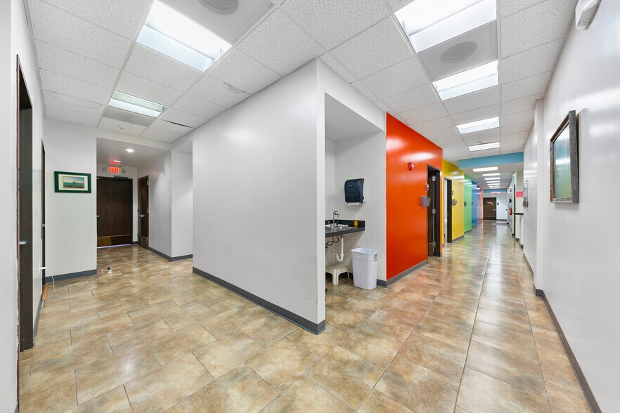 More Photos Of 9809 Rowlett Rd, Houston Showroom For Lease