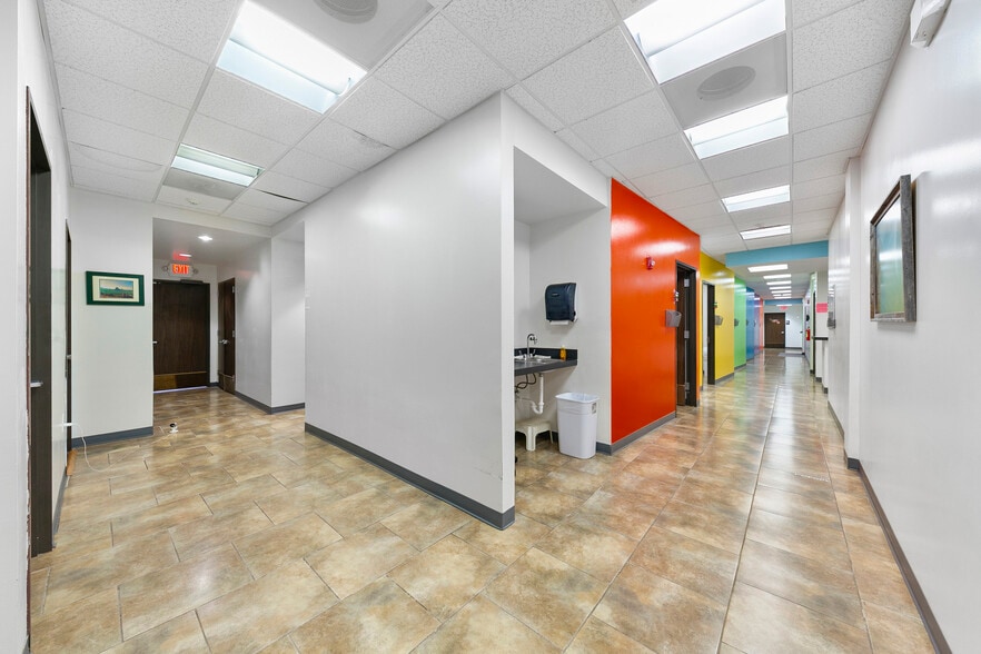 More Photos Of 9809 Rowlett St, Houston Showroom For Sale