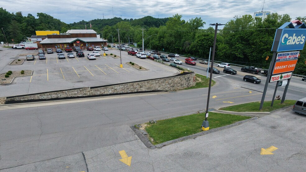 More Photos Of 3110-3120 US-60, Huntington Freestanding For Lease