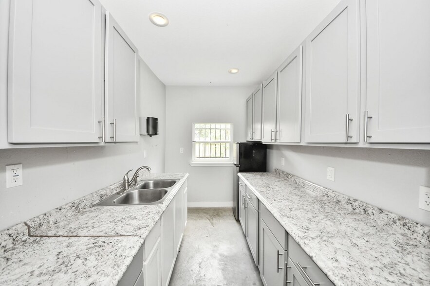 More Photos Of 8346 Howard Dr, Houston Office For Sale