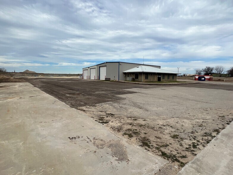 More Photos Of 500 Dennis Rd, Weatherford Flex For Lease