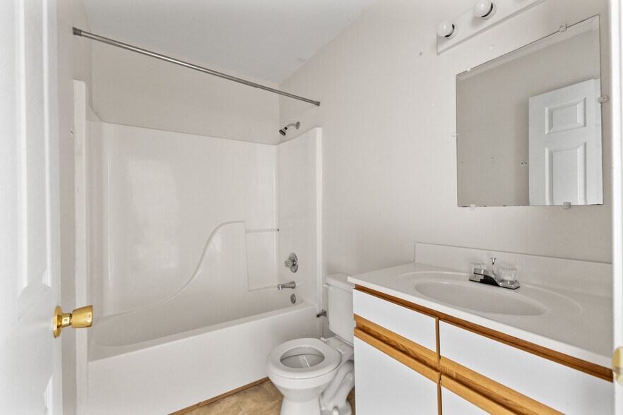 More Photos Of 265 Hallock Pl, Abingdon Multifamily For Sale