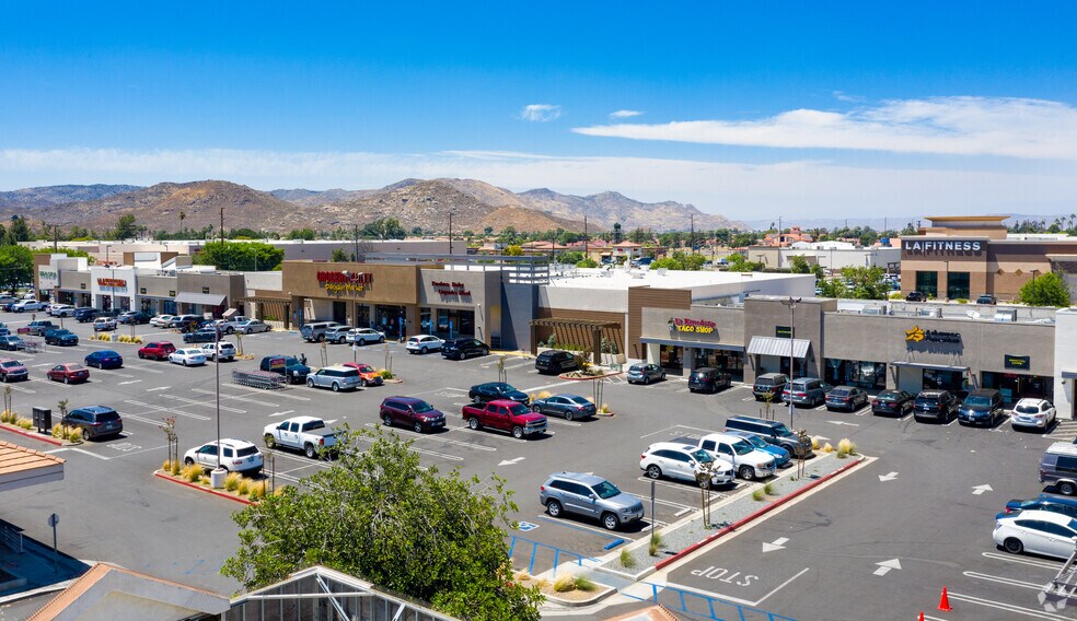 More Photos Of 3104-3232 W Florida Ave, Hemet Storefront For Lease