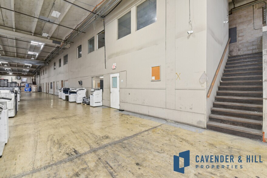 More Photos Of 3200 E Houston St, San Antonio Warehouse For Sale