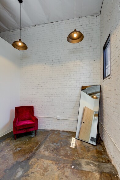 More Photos Of 2616 W Jefferson Blvd, Los Angeles Showroom For Sale