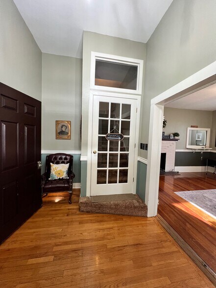 More Photos Of 306 N Austin St, Comanche Office For Sale