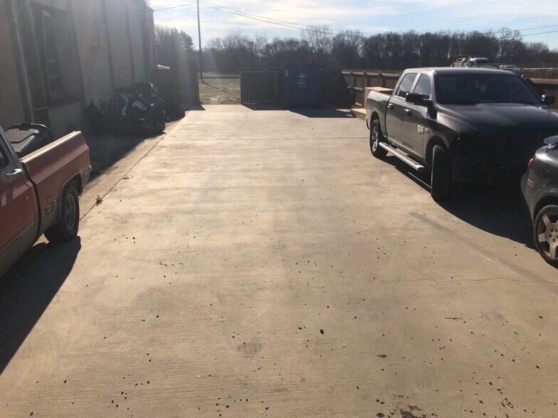 More Photos Of 310 S 9th St, Corsicana Manufacturing For Sale