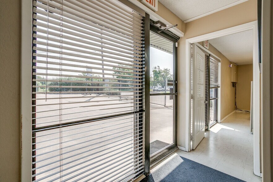 More Photos Of 3040 Ramona Dr, Fort Worth Research And Development For Lease