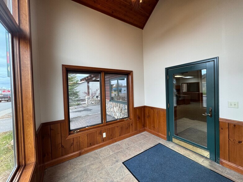 More Photos Of 804 Lincoln St, Rhinelander Office For Sale