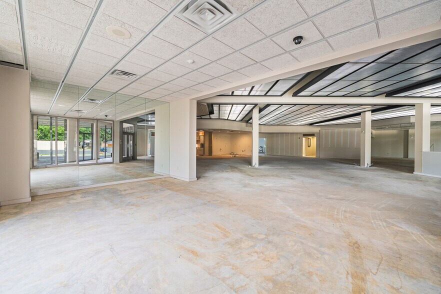 More Photos Of 7705 Quaker Ave, Lubbock Freestanding For Lease