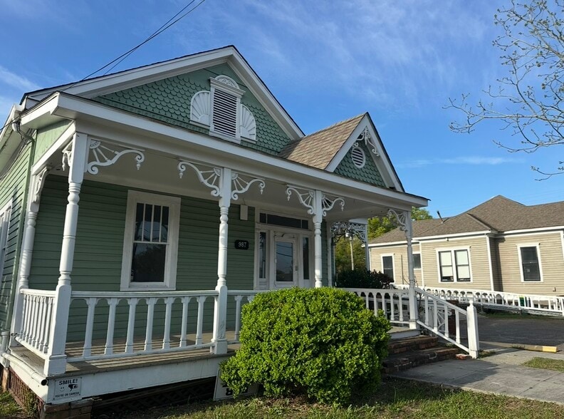 Primary Photo Of 987 Howard Ave, Biloxi Office For Lease