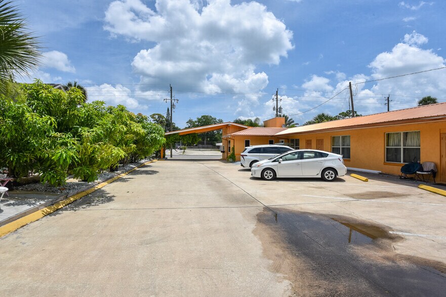 More Photos Of 1020 S Ridgewood Ave, Daytona Beach Hotel For Sale