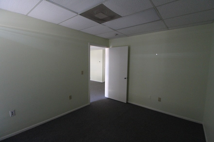 More Photos Of 1743 Independence Blvd, Sarasota Light Distribution For Lease