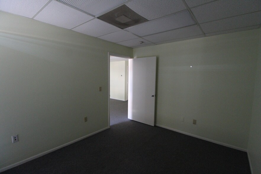 More Photos Of 1743 Independence Blvd, Sarasota Light Distribution For Lease