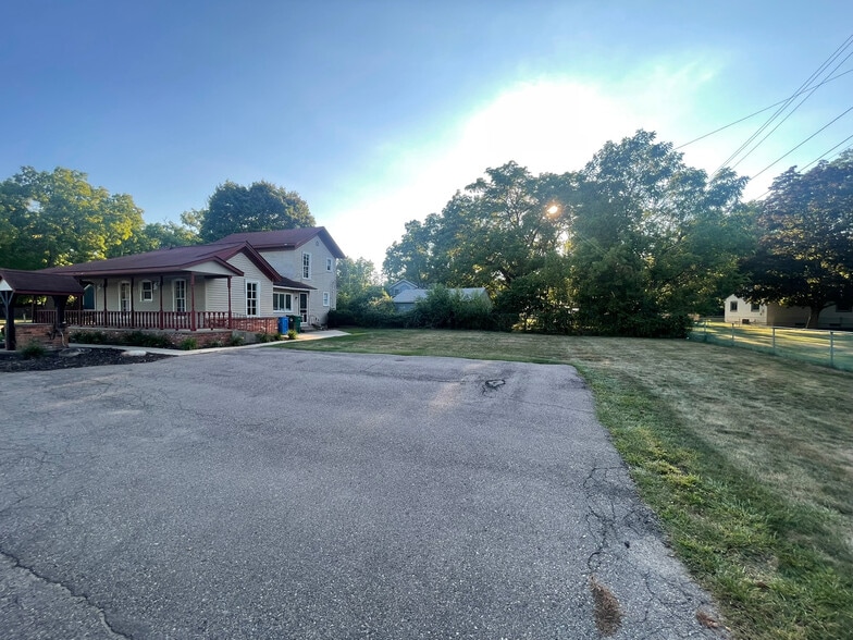 More Photos Of 620 W Commerce Rd, Commerce Township Medical For Sale