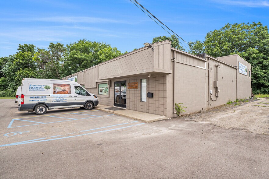 More Photos Of 16745 Dixie Hwy, Davisburg Warehouse For Sale