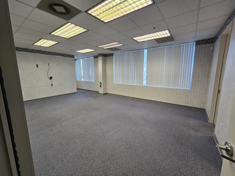 More Photos Of 805 Live Oak Dr, Chesapeake Showroom For Lease