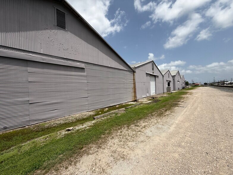 More Photos Of 1050 Detroit Ave, Nederland Distribution For Lease