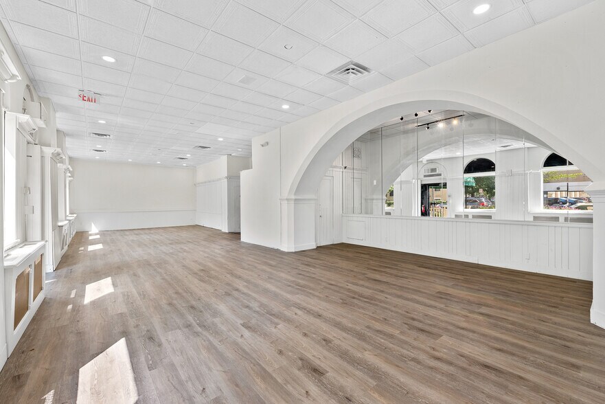 More Photos Of 1028 E Juneau Ave, Milwaukee Hotel For Lease