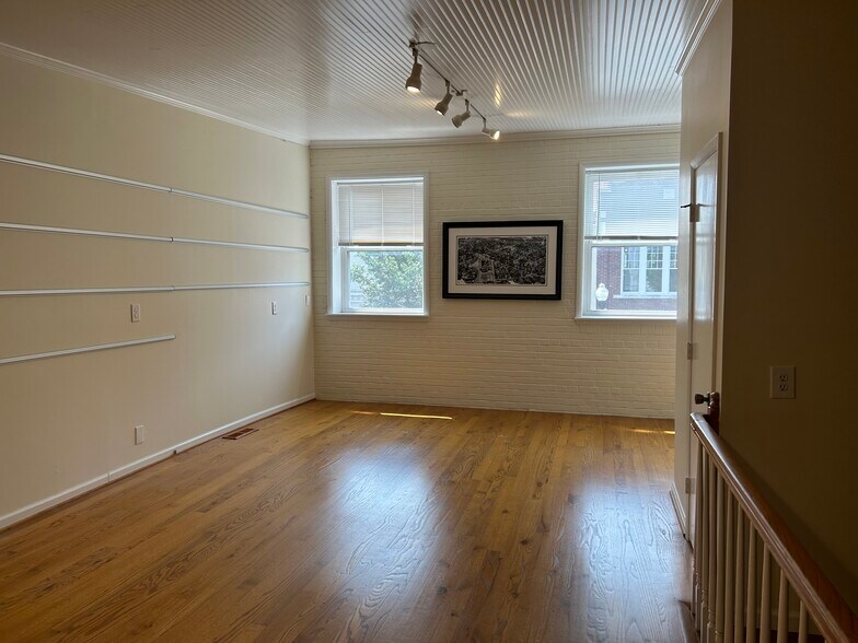 More Photos Of 414 Main St, Franklin Bar For Lease