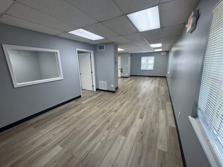 More Photos Of 550 Balmoral Cir N, Jacksonville Unknown For Lease