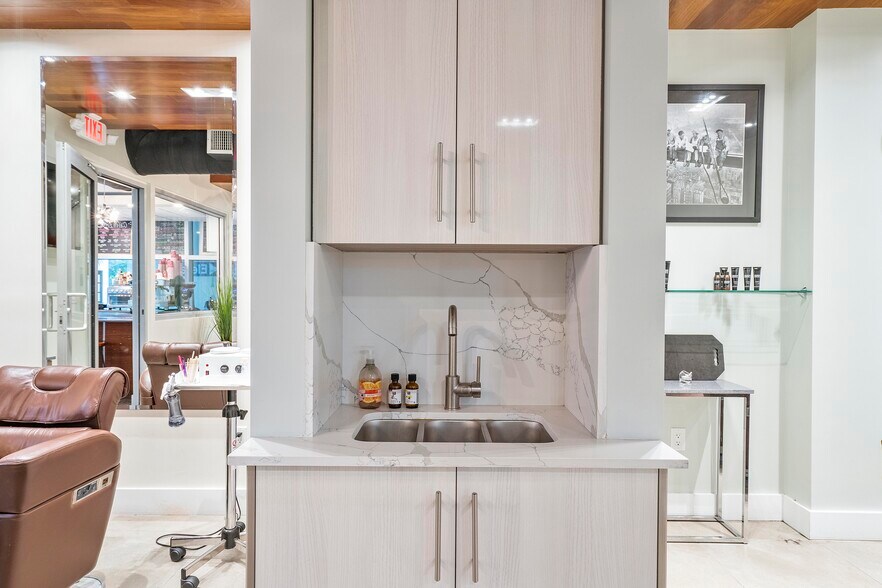 More Photos Of 20900 NE 30th Ave, Aventura Office Residential For Lease