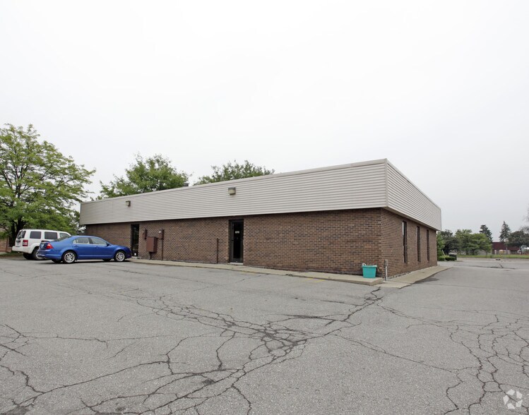 More Photos Of 32500 Schoolcraft Rd, Livonia Office For Sale