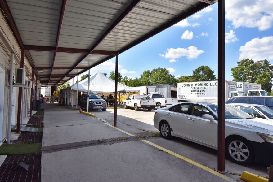 More Photos Of 1915 Sherwood Forest St, Houston Warehouse For Sale