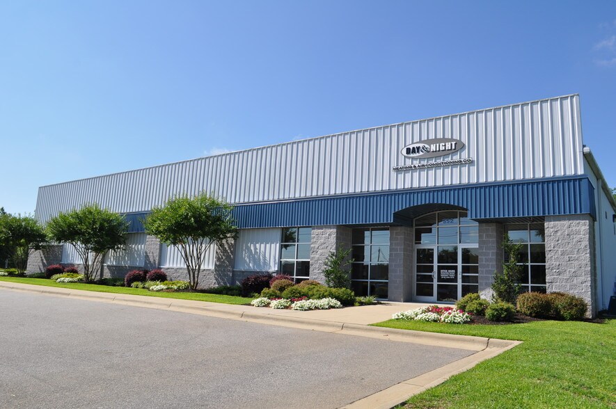 More Photos Of 552 E Russell St, Fayetteville Showroom For Sale