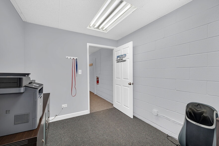 More Photos Of 3S340 Rockwell St, Warrenville Industrial For Lease
