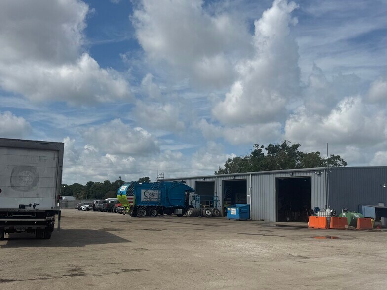 More Photos Of 481 Thorpe Rd, Orlando Warehouse For Lease