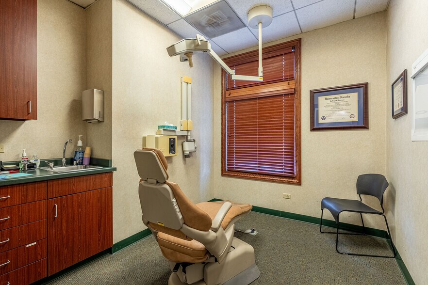 More Photos Of 1303 Macom Dr, Naperville Medical For Lease