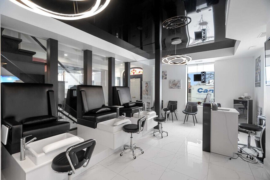 More Photos Of 62 Queen St S, Mississauga Freestanding For Lease