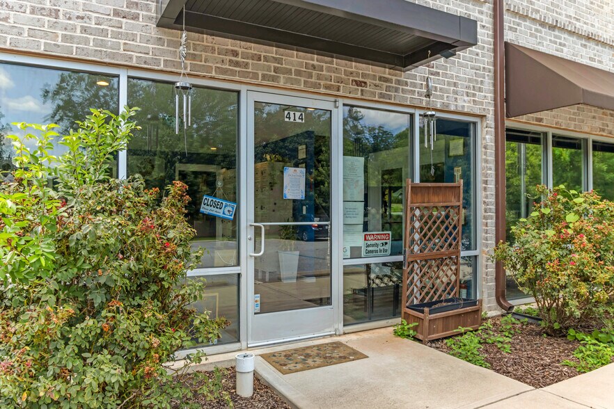 More Photos Of 414 W Fernwood Dr, Simpsonville General Retail For Sale