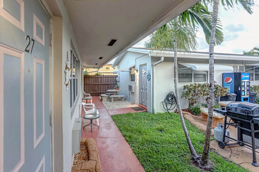 More Photos Of 1419 S Federal Hwy, Hollywood Hotel For Sale