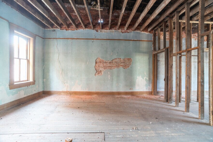 More Photos Of 217 W Main St, Washington General Retail For Sale