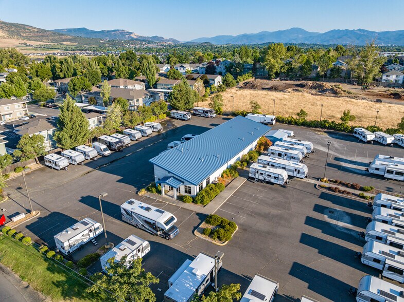 More Photos Of 3976 Crater Lake Ave, Medford Auto Dealership For Lease