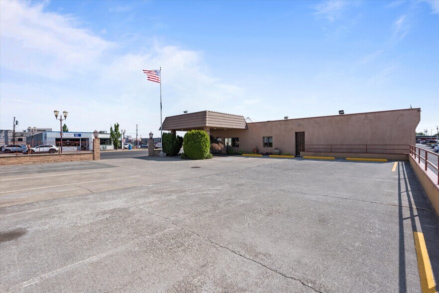 More Photos Of 100 E Broadway Ave, Moses Lake Office For Sale