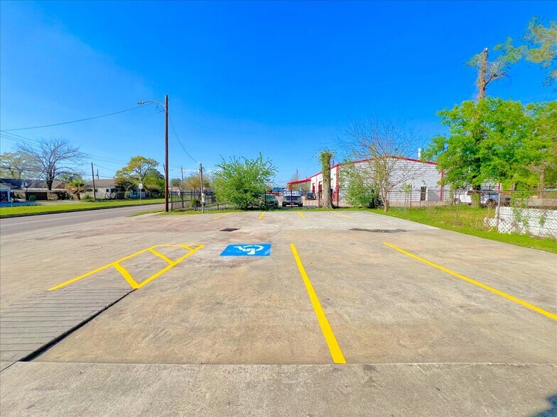More Photos Of 7704 Irvington Blvd, Houston General Retail For Lease
