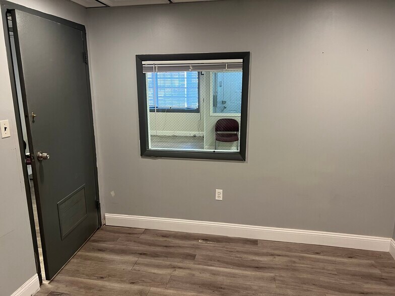 More Photos Of 8022 Old Alexandria Ferry Rd, Clinton Flex For Sale