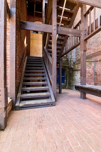 More Photos Of 910 2nd St, Sacramento Bar For Sale