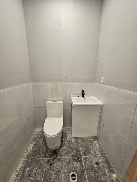 More Photos Of 115 W 190th St, Bronx Specialty For Lease