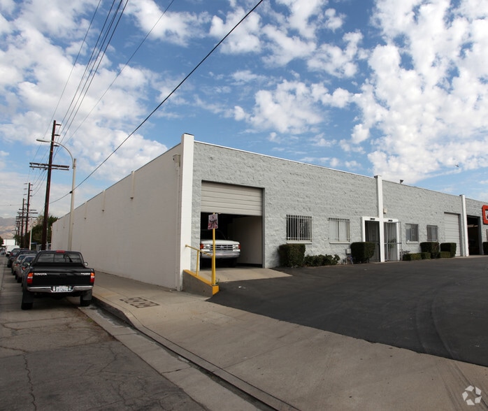 Primary Photo Of 20123-20127 Nordhoff St, Chatsworth Warehouse For Lease