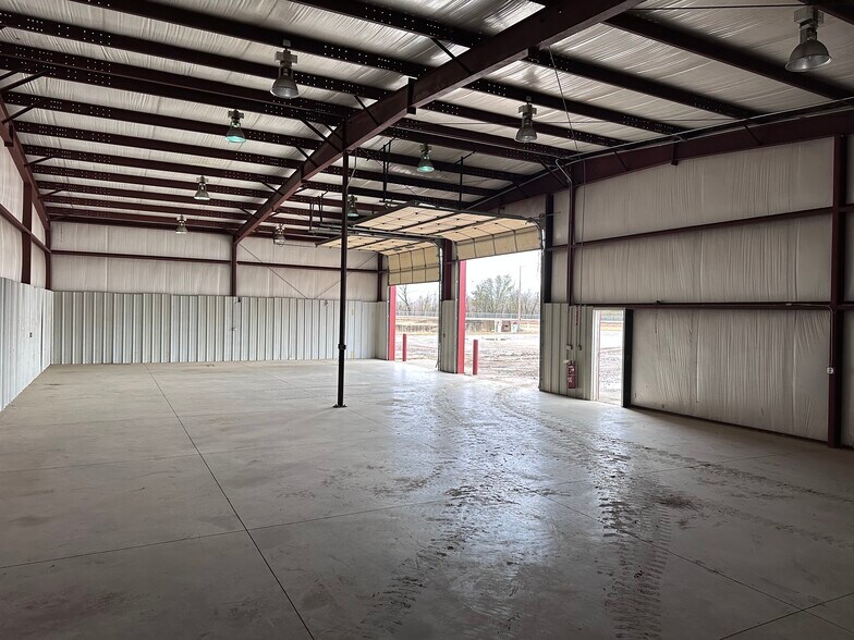 More Photos Of 28677 Amah Pkwy, Claremore Manufacturing For Lease