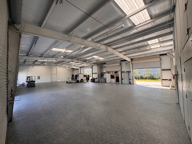 More Photos Of 4455 Ulmerton Rd, Clearwater Warehouse For Lease