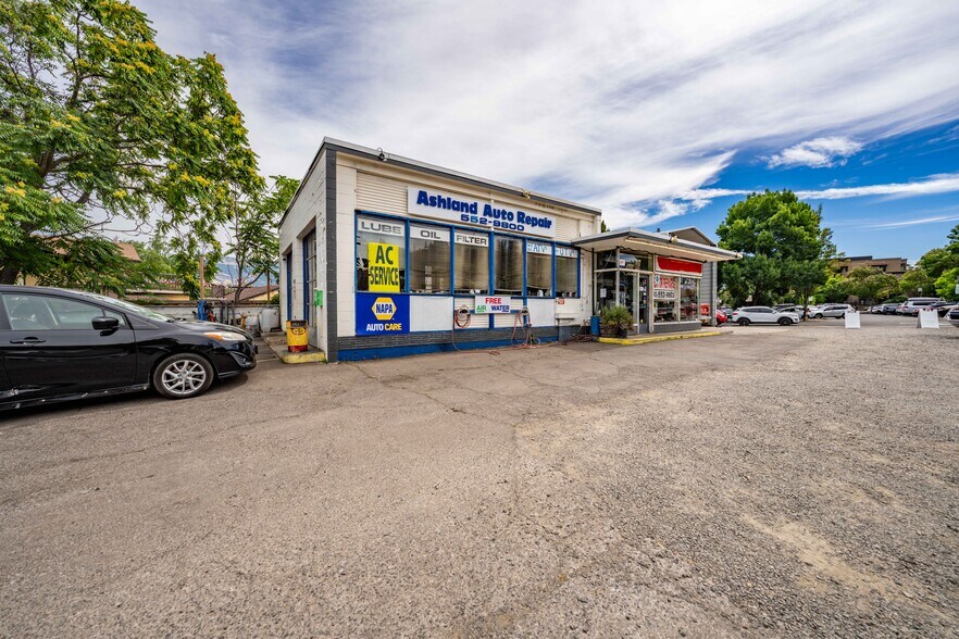 More Photos Of 75 Lithia Way, Ashland Service Station For Sale