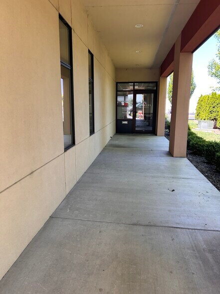 More Photos Of 5150 W Clearwater Ave, Kennewick Freestanding For Lease