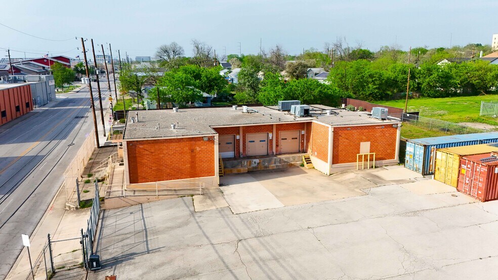 More Photos Of 1403 E Houston St, San Antonio Flex For Lease