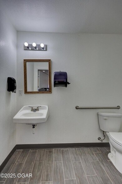 More Photos Of 1221 W 7th St, Joplin Freestanding For Sale
